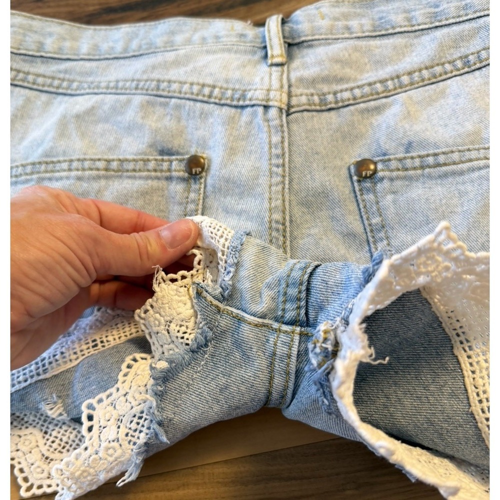 Free People Lace Trim Denim Shorts W28 Distressed Boho Festival Cutoff - Picture 10 of 14